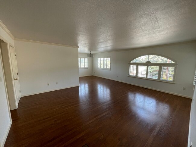 Foto del edificio - 108 Powell Avenue