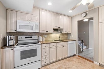Building Photo - 11 Halcourt Dr