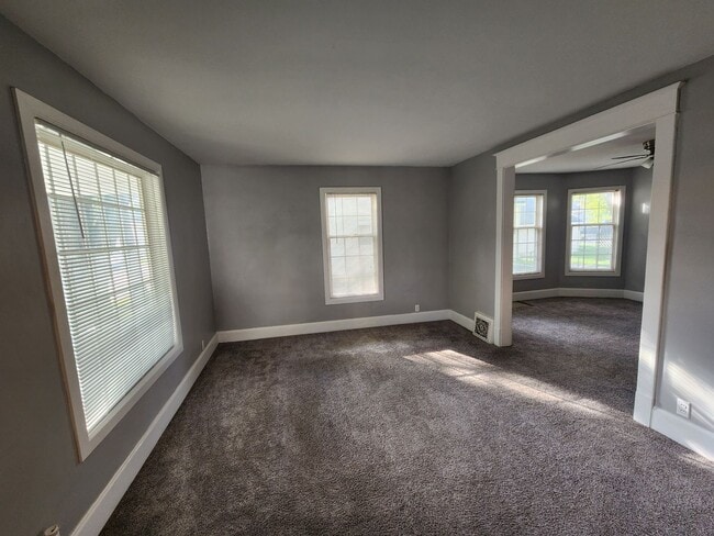 Building Photo - 3 Bedroom in Moline