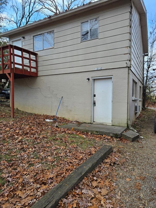 Knoxville 37917 - 2 bedroom, 1 bath apartment - Call Lisa Vineyard & Shannon Russell 865-803-3045 - Knoxville 37917 - 2 bedroom, 1 bath apartment - Call Lisa Vineyard & Shannon Russell 865-803-3045