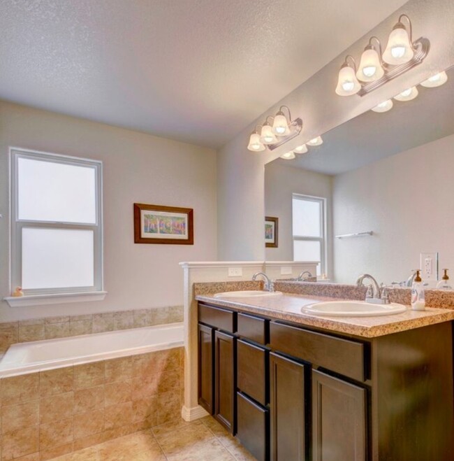 Master 5 piece ensuite - 7916 Lightwood Way