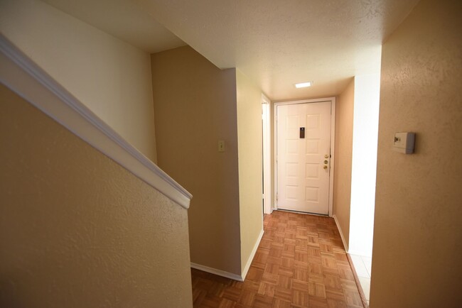 Foto del edificio - Spacious 2 story townhome in gated and gua...