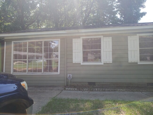 Building Photo - 563 N Park Dr