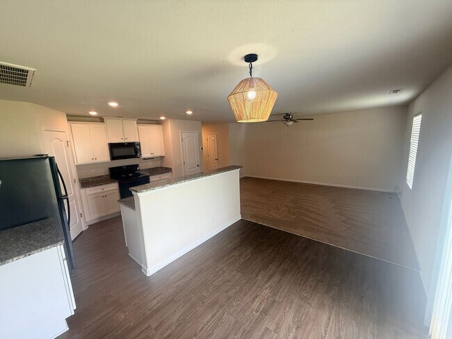 Building Photo - Beautiful townhome minutes from uptown