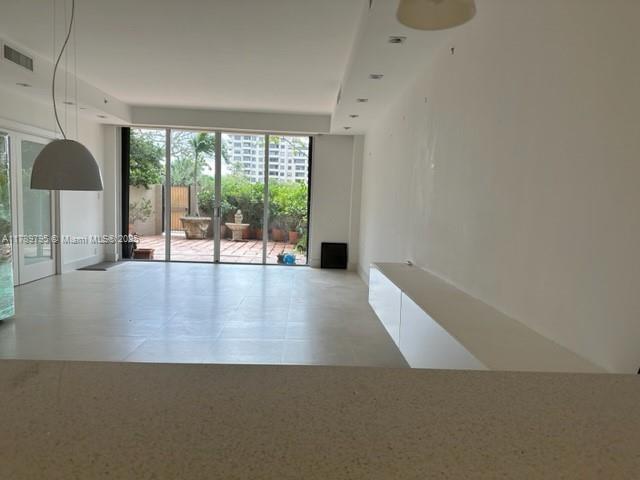 Foto del edificio - 151 Crandon Blvd