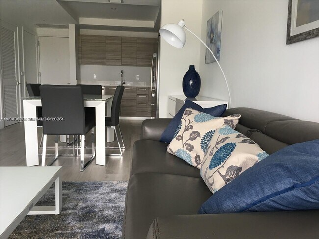 Foto del edificio - 121 NE 34th St