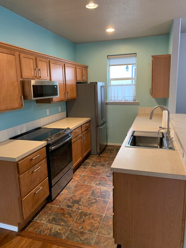 Kitchen - 1661 NE Market Dr