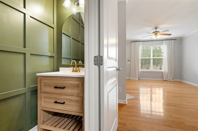Building Photo - Thaxton Place Townhome