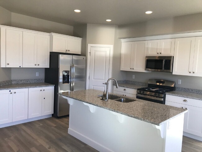 Foto del edificio - Spacious 4 bed 2.5 bath Townhome in Hurricane Heights