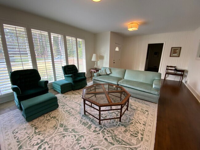 Building Photo - Beautifully Updated and Furnished 3 bedroom, 2 bath brick ranch in Vineland!