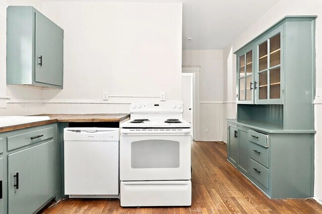 Foto del edificio - Room in Single Family Home on Walker Ave