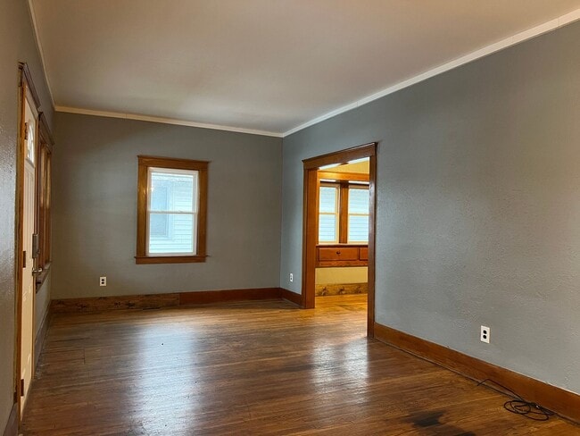 Building Photo - Charming 2-BDR 2-BTH House w/ Garage - Cat...