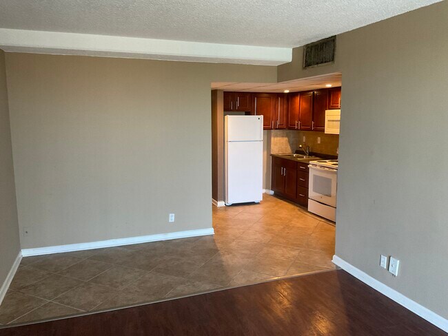 Building Photo - 1271 Poplar Ave