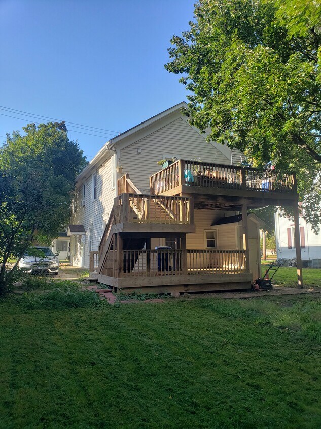 327 Jefferson St Unit 1, Algonquin, IL 60102 Apartments in Algonquin