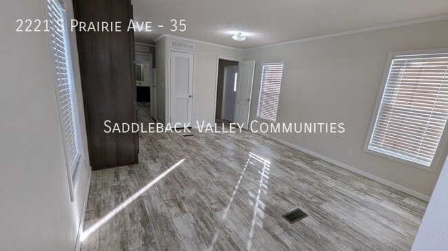 Building Photo - 2221 S Prairie Ave