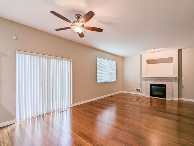 Building Photo - Beautiful 3 bed, 2.5 bath home with fully ...