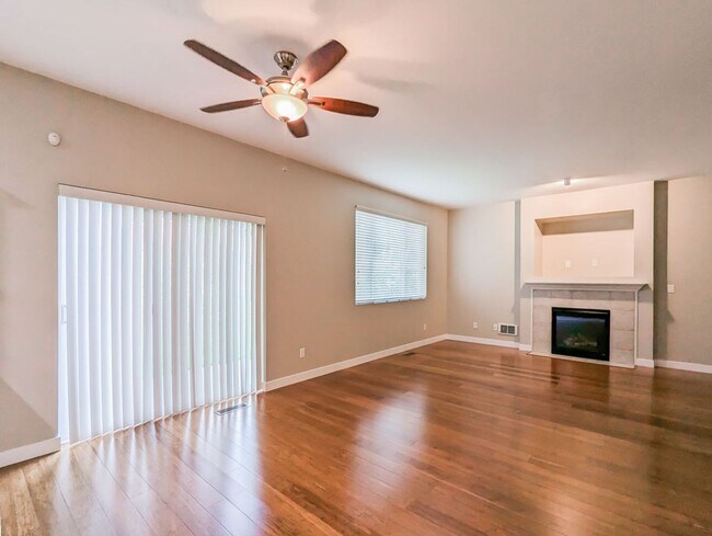 Foto del edificio - Beautiful 3 bed, 2.5 bath home with fully ...