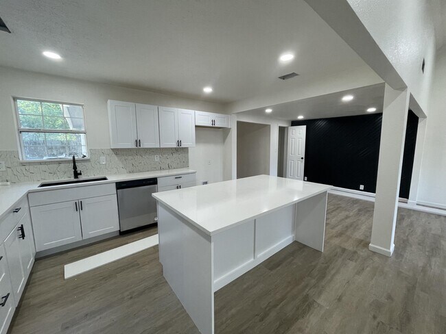 Foto del edificio - 2340 Hillglenn Rd