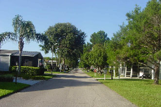 Vista a la calle - Whispering Pines Manufactured Home Community