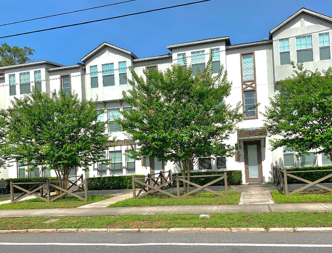 Building Photo - 736 N Fern Creek Ave