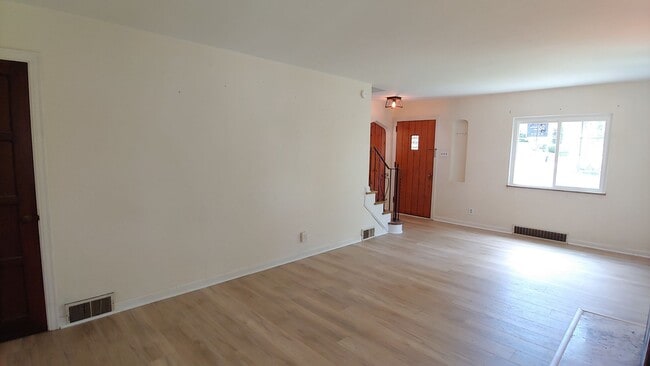 Building Photo - *Beautifully Updated & Spacious 4BD/2.5BA ...