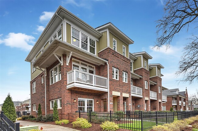 Side view - private balcony - 125 Grandin Rd