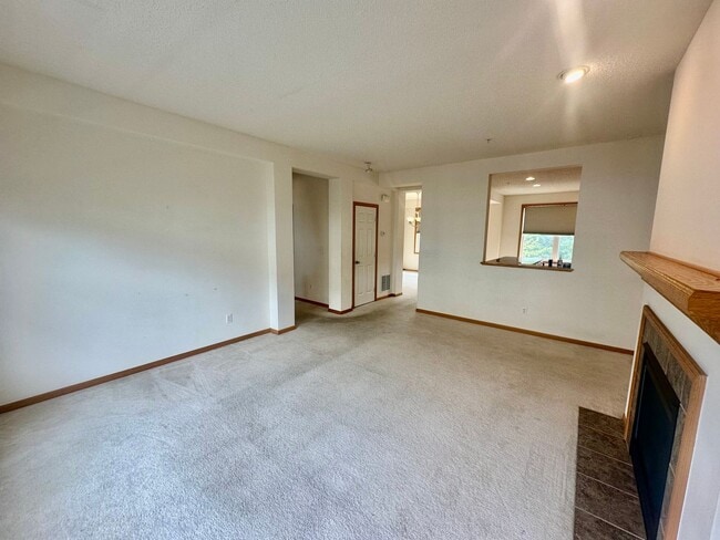 Building Photo - Gorgeous X-Large 4 Bedroom Townhome in Map...
