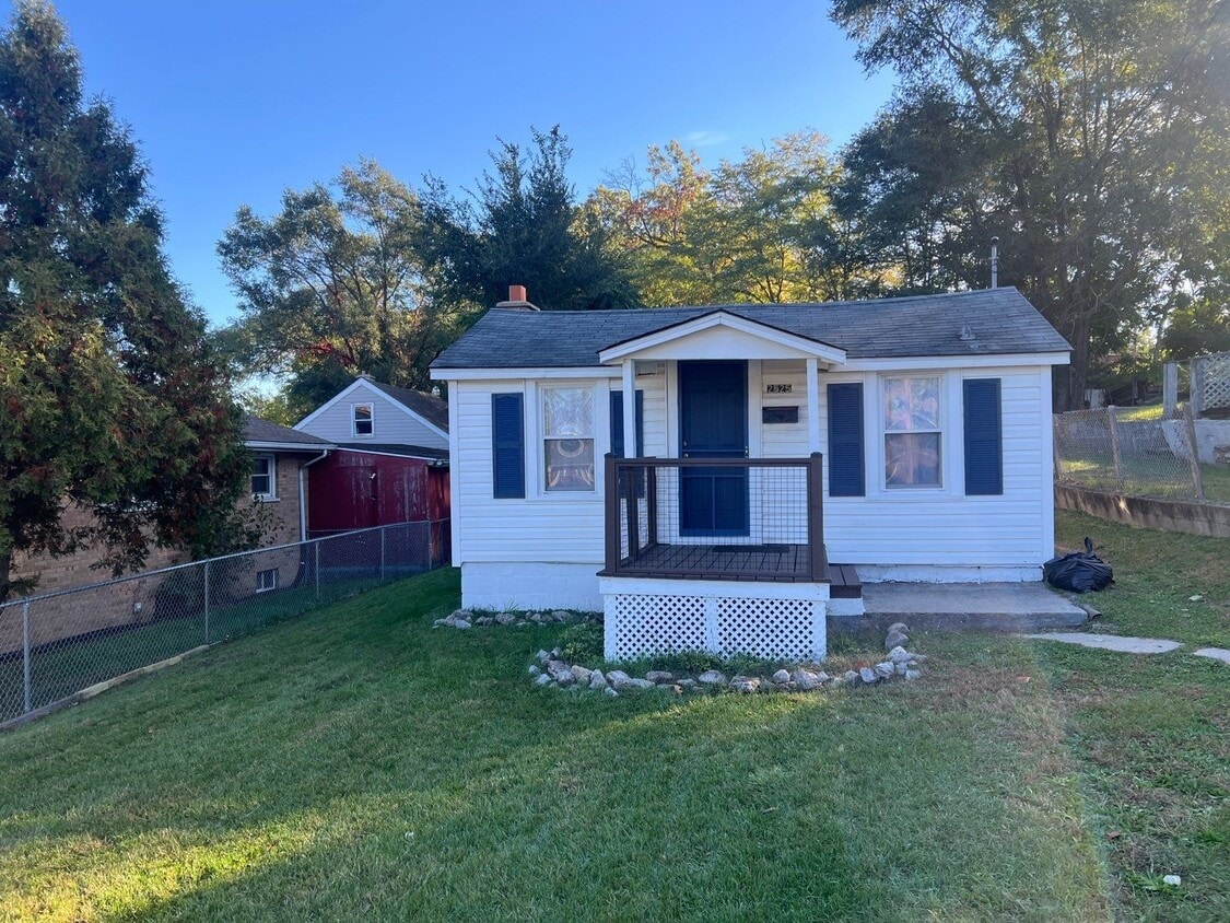 Primary Photo - 2525 Parke St