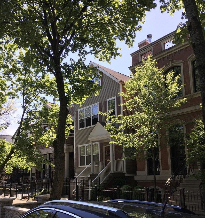 Front - 1221 W Nelson St