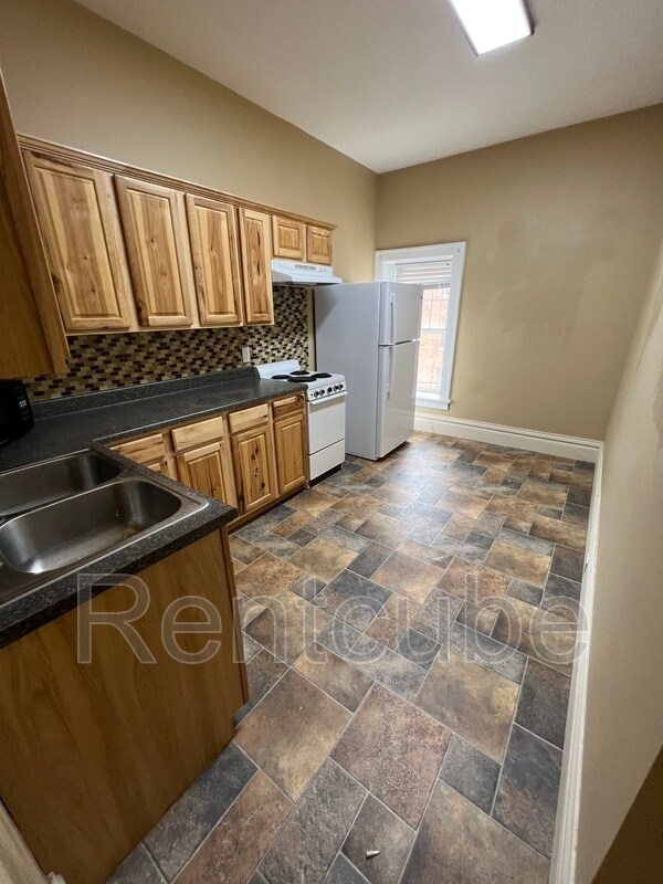 243 W 11th St Unit Apt 4, Dubuque, IA 52001 Condo for Rent in Dubuque, IA