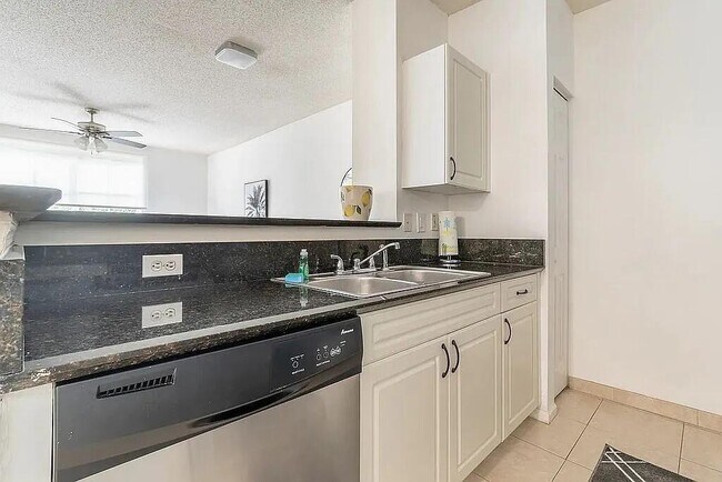 Building Photo - 630 S Sapodilla Ave