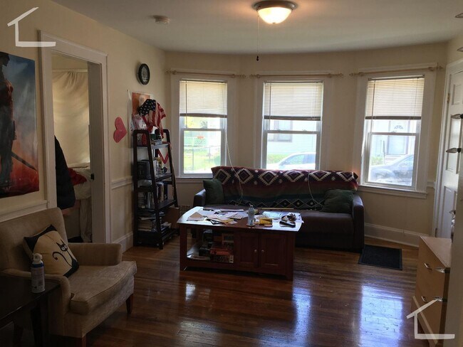 Building Photo - Large 3 bed with parking