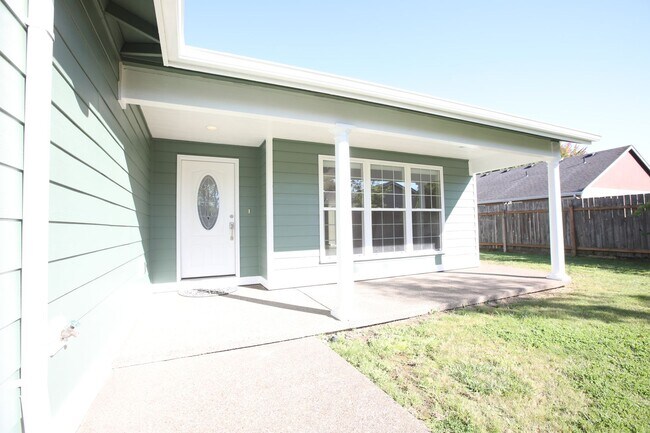 Foto del edificio - Updated 4-Bedroom Home with Huge Backyard ...