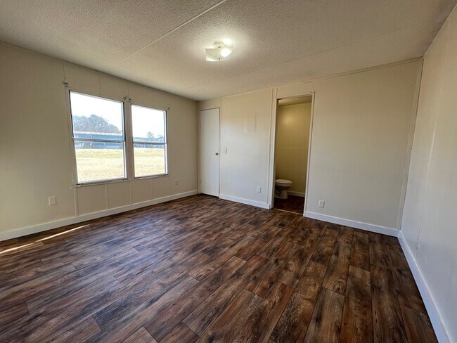 Building Photo - 161 Westside Cir