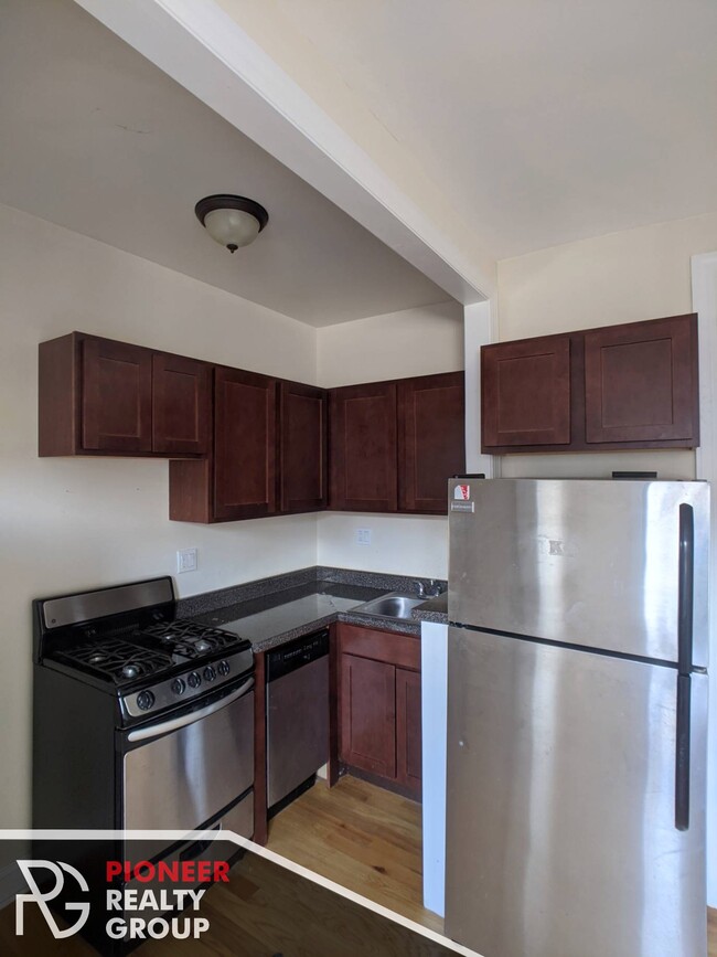 Foto del edificio - 3726 N Pine Grove Ave