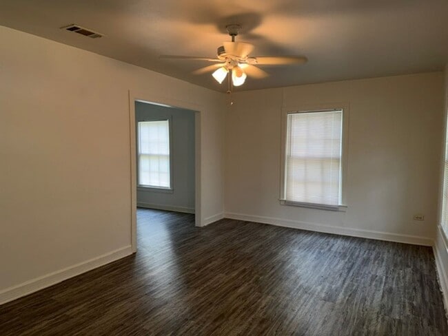Building Photo - Beautifully Updated