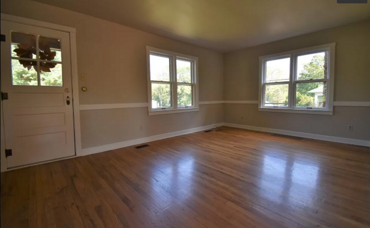 Primary Photo - 4 bed/3.5 bath, half acre lot, 100 yards f...