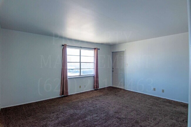 Foto del edificio - Spacious 2-Bedroom Apartment with Off-Street Parking & On-Site Laundry
