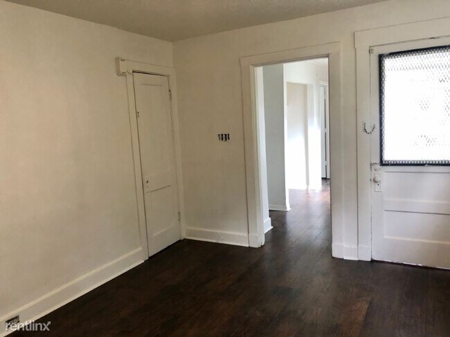 Building Photo - 3 br, 1 bath House - 2320 W Gaulbert Ave