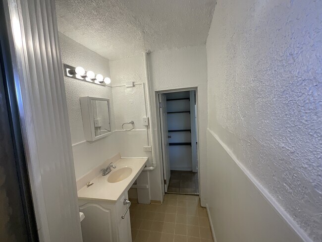 Foto del edificio - 330 W King St