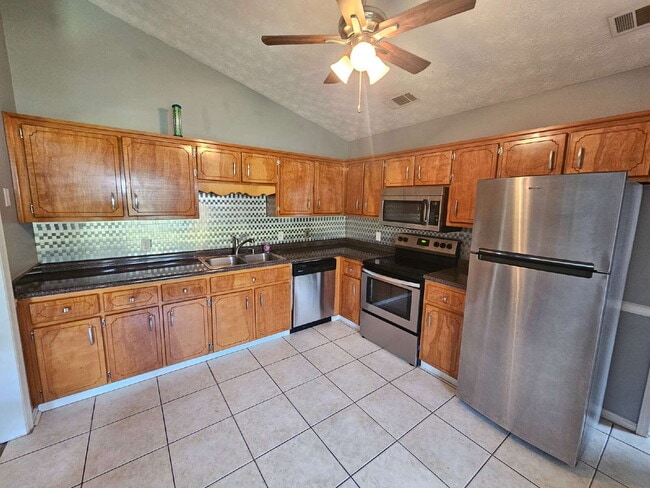 Foto del edificio - 4 bedroom home only 15 minutes from Fort S...