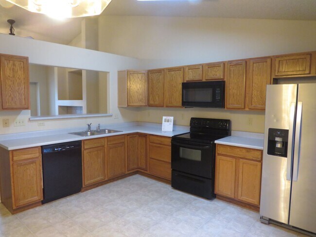 Building Photo - Wonderful 3-bedroom rancher located in Fou...
