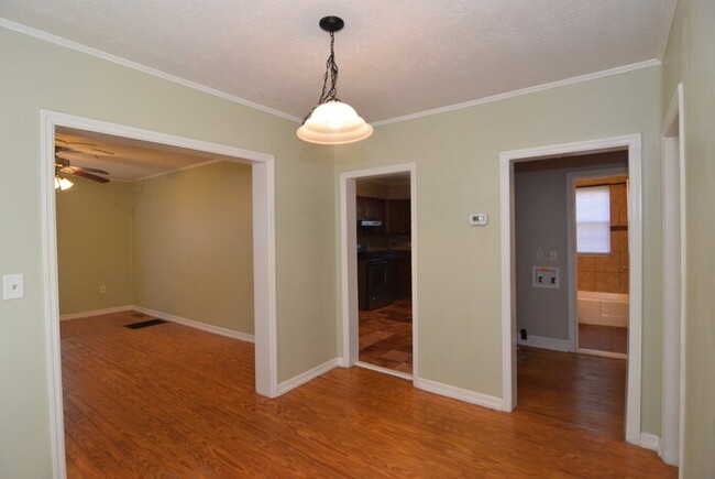 Building Photo - 3 Bedroom Cottage Near Lake Olmstead