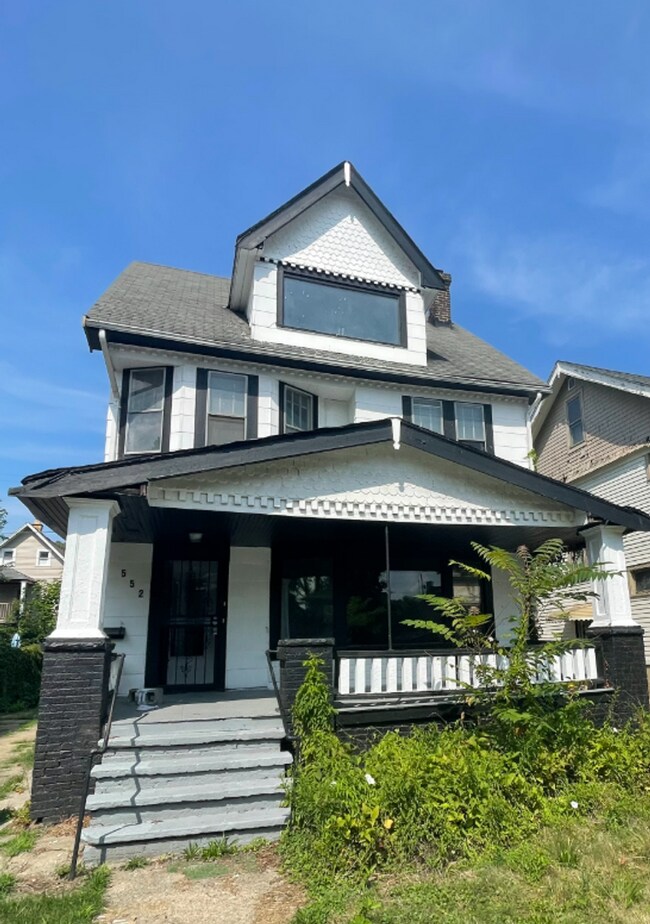 Building Photo - 552 E 120th St