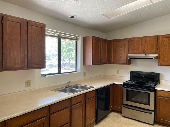 Foto del edificio - Village of Oak Creek  6-MONTH LEASE TERM