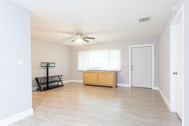 Foto del edificio - 2181 NE 1st Ln
