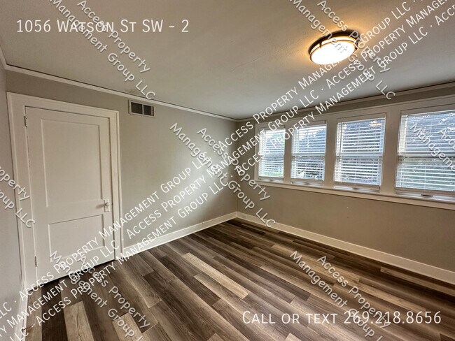 Building Photo - NW SW Side Nice Looking 2 Bedroom Close to...