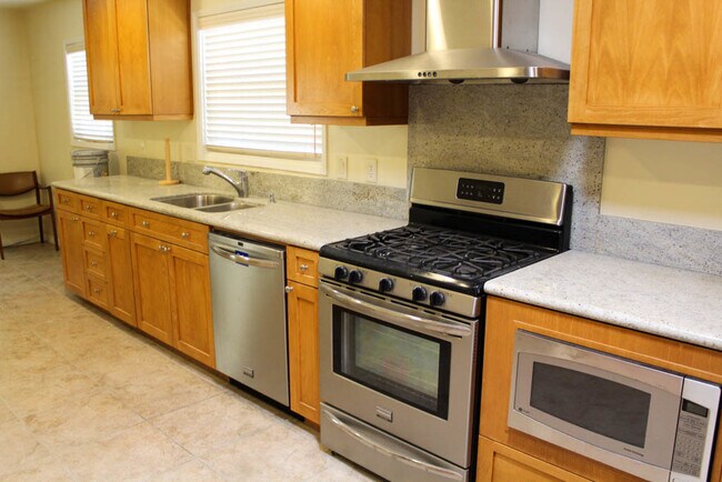 Building Photo - 3/2 Single-Story Home for Lease in Claremo...