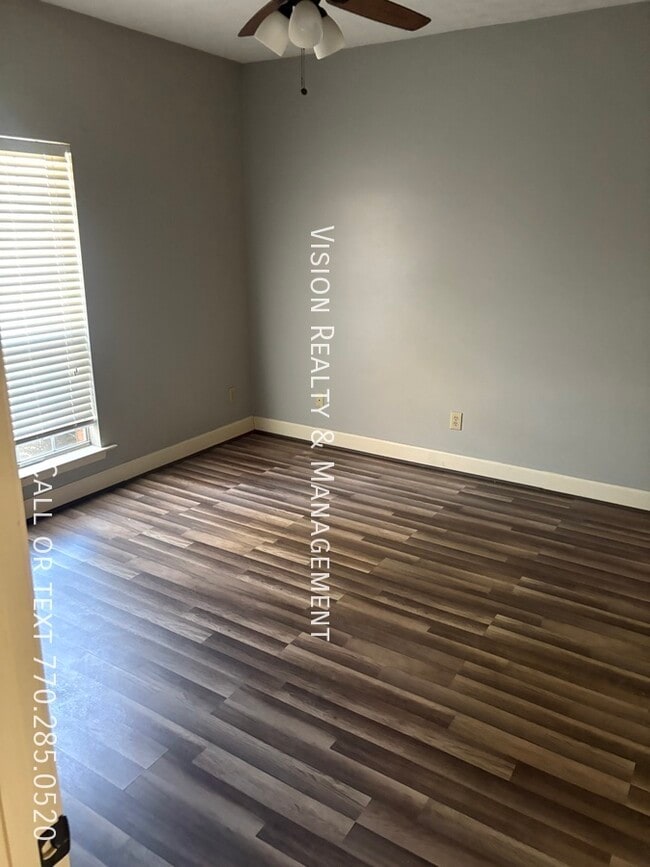 Foto del edificio - 513 Whistlewood Rd