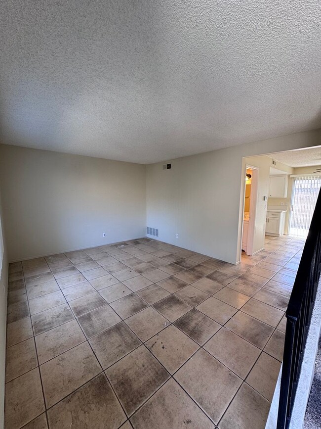 Building Photo - 2 Bedroom 1.5 Bath Attached unit available